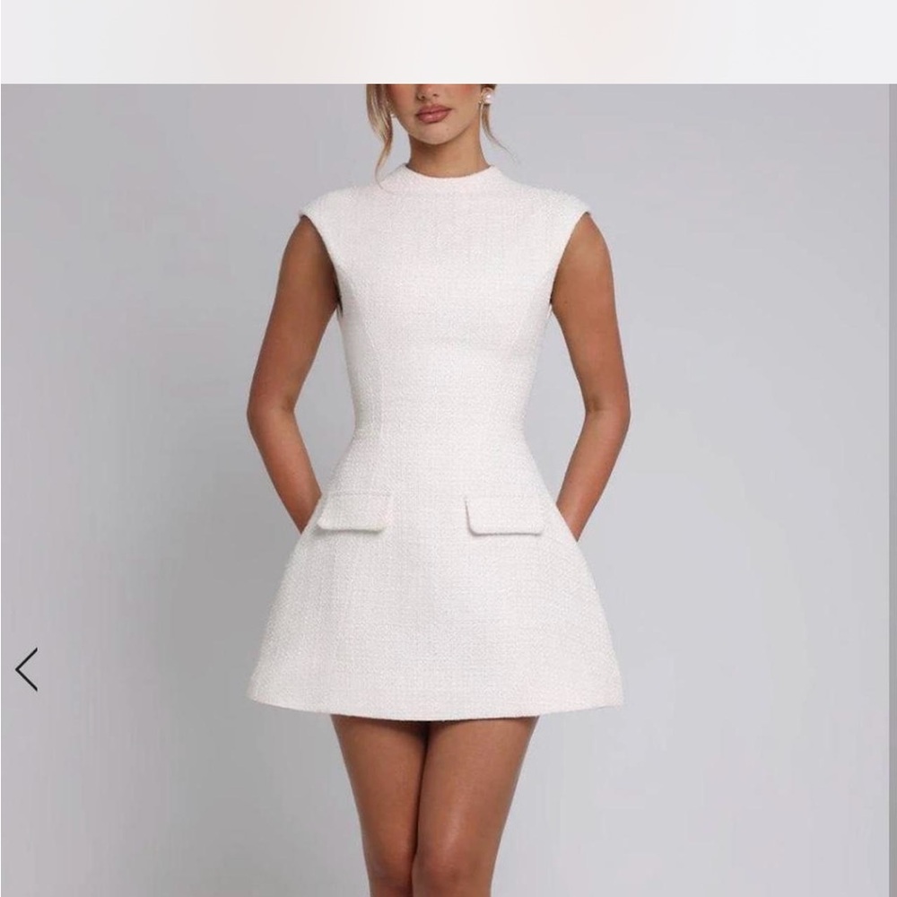 Elegant White Sleeveless Dress